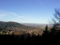 Blick ins Gebirge im Vordergrund liegt Jonsdorf