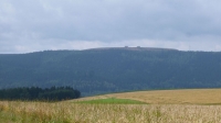 Blick auf das Oberbecken (der Wall da oben) vom Pumpspeicherwerk Markersbach