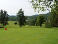 Malevil Ranch im Hintergrund zu sehen Golfplatz