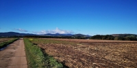 Start der Runde mit Blick auf das Gebirge